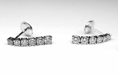 null Une paire de boucles d'oreilles pendantes ornée d' un dégradé de 12 diamants...