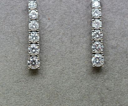 null Une paire de boucles d'oreilles pendantes ornée d' un dégradé de 12 diamants...