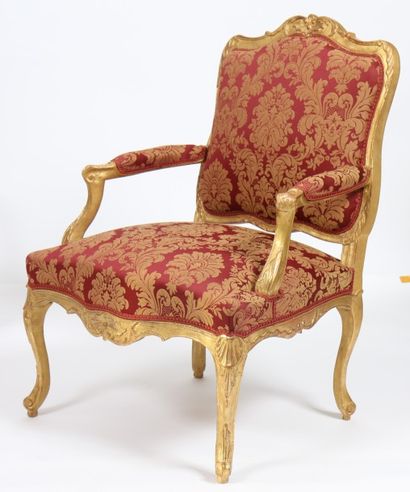 null PAIRE DE FAUTEUILS EN BOIS DORE LOUIS XV 

En bois doré sculpté à motifs de...