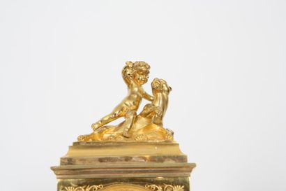 null PENDULE EMPIRE

En bronze doré, représentant une panthère et un bébé

Epoque...