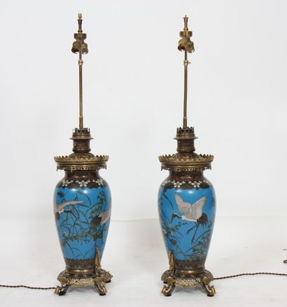 null PAIRE DE VASES CLOISONNES

En bronze incrusté d'émaux à décor de cigognes

Monture...