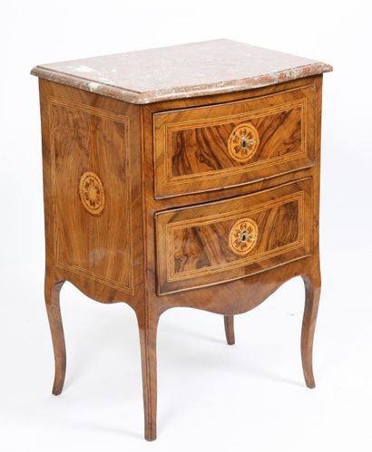 null PETITE COMMODE ITALIENNE D' ENTRE DEUX

En placage de noyer et ronce de noyer,a...