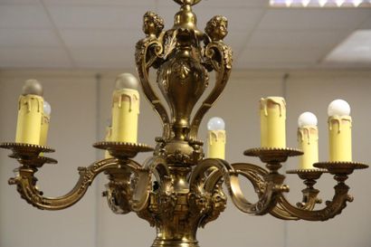 null LUSTRE LOUIS XIV

En bronze doré à huit bras de lumières

Epoque XXème siècle

H...