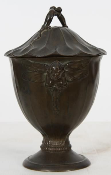 null 

POT COUVERT ART NOUVEAU 1900



En bronze patiné à décor de femmes ailées...