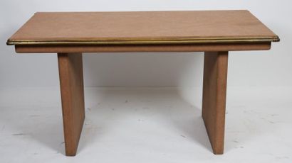 null TABLE BUREAU DE "SAINT GOBAIN" A PARIS DANS LE GOUT DE JACQUES ADNET



En métal...