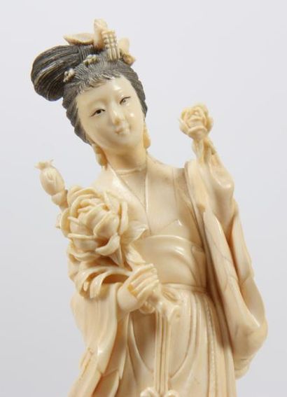 null "GEISHA"

Ivoire. Japon. Sur un socle en bois ajouré.

Epoque début XXème 

H...