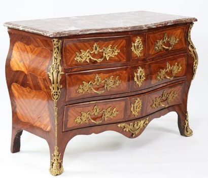 null COMMODE TOMBEAU MARQUETEE REGENCE ESTAMP DE GALET



En marquetterie de bois...