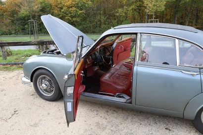 null Daimler 1965

2,5L, V8

Peinture grise, intérieur cuir rouge d'origine, toit...