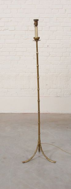 Lampadaire bambou En bronze doré simulant un bambou, reposant sur un piètement tripode.

Epoque...