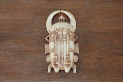 Ivoire Africain Ivoire sculpté à forme de scarabée. Etiquetté: 'Ivoire véritable,...