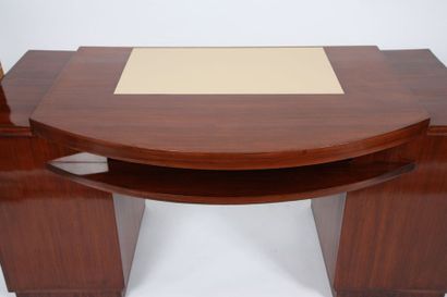 Bureau design 1940 A doubles caissons ouvrant par trois tiroirs, niche centrale....