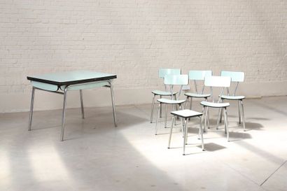 Ensemble formica Comprenant 5 chaises et un tabouret autour d'une table rectangulaire...