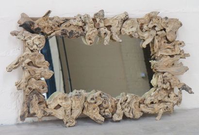 Miroir en bois flotté Miroir entouré de bois flotté.

Tès bon état.

Epoque XXe

Dimensions:...