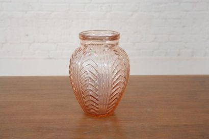 Vase Ovoide Vase de forme ovoide pointe en bas à décor linéaire de style art déco....