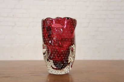 Vase Vase en verre de forme mouvementée aux teintes rouge en interieur et à décor...