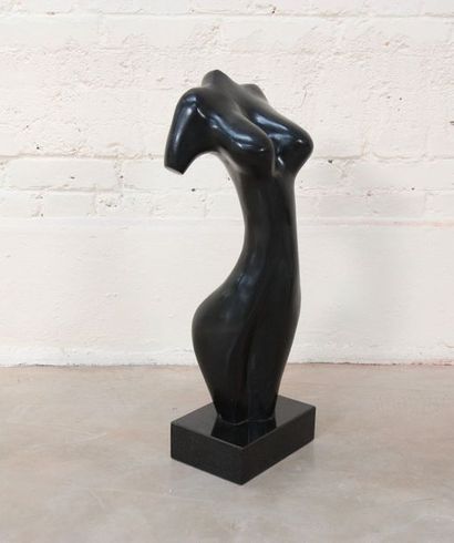 "Eve" de Xavier Alvarez Bronze à patine noire représentant le buste d'une femme.

Signé...