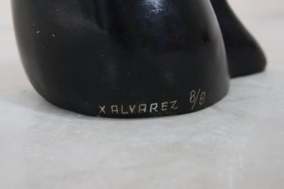 "La chatte" de Xavier Alvarez Bronze à patine noire représentant un chat en position...