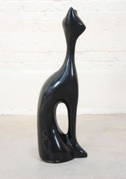 "La chatte" de Xavier Alvarez Bronze à patine noire représentant un chat en position...