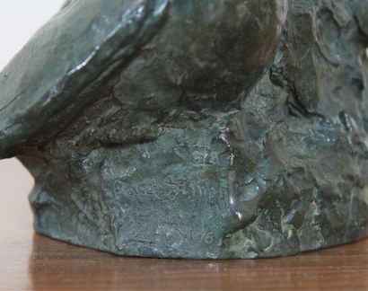 Léda et le cygne de Paul Simon (1892-1979) Bronze à patine verte représentant Léda...