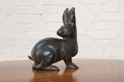 Lapin accroupi, tête tournée de Paul Simon (1892-1979) Bronze à patine brune représentant...