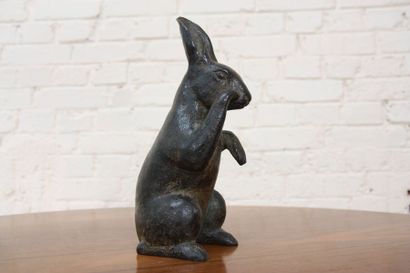 Lapin debout de Paul Simon (1892-1979) Bronze à patine brune représentant un lapin...