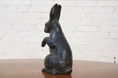Lapin debout de Paul Simon (1892-1979) Bronze à patine brune représentant un lapin...