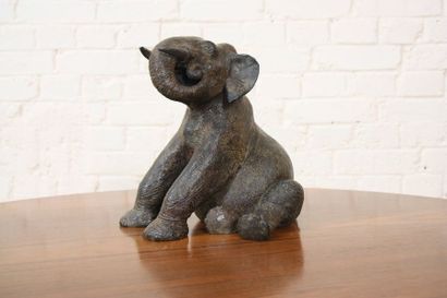 Elephant assis de Paul Simon (1892-1979) Bronze à patine brune représentant un éléphant...