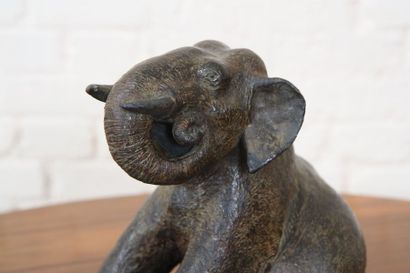 Elephant assis de Paul Simon (1892-1979) Bronze à patine brune représentant un éléphant...