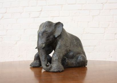 Elephante assise de Paul Simon (1892-1979) Bronze à patine brune représentant une...