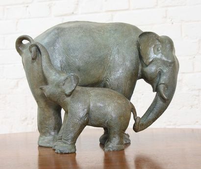 Elephants maternite "la Danse" de Paul Simon (1892-1979) Bronze à patine verte représentant...