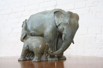 Elephants maternite "la Danse" de Paul Simon (1892-1979) Bronze à patine verte représentant...
