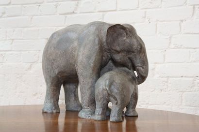 Elephants maternité croisée N°2 de Paul Simon (1892-1979) Bronze à patine beige représentant...