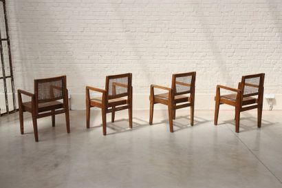 Ensemble de 4 fauteuils de Pierre Jeanneret (1896-1967) En teck, au dossier incliné...