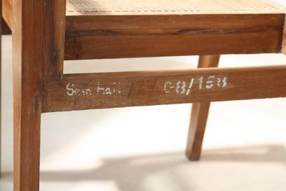 Ensemble de 4 fauteuils de Pierre Jeanneret (1896-1967) En teck, au dossier incliné...