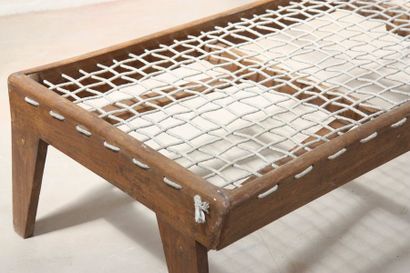 Rare table basse de Pierre Jeanneret (1896-1967) En teck, reposant sur quatre pieds...