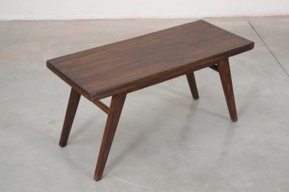 Table basse de Pierre Jeanneret (1896-1967) Petite table basse, variante à pieds...