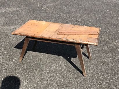 Table basse de Pierre Jeanneret (1896-1967) Petite table basse, variante à pieds...