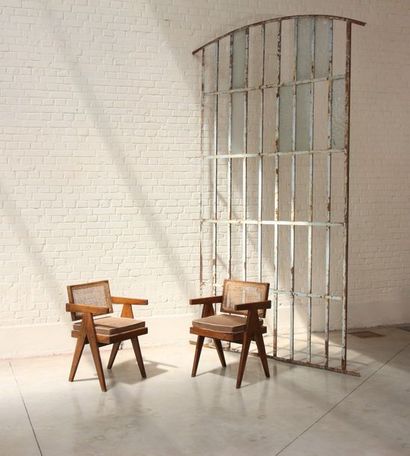 Ensemble de deux "Office Cane Elegant Chairs" de Pierre Jeanneret (1896-1967) En...