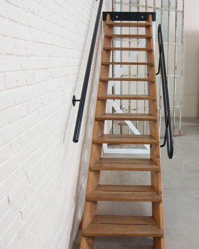 Exceptionnel escalier dit Cité radieuse de Charles Edouard Jeanneret dit Le Corbusier...