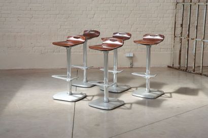 Set de 5 tabourets haut INDECASA - Design de Joan CASAS Set de 5 tabourets aux courbes...