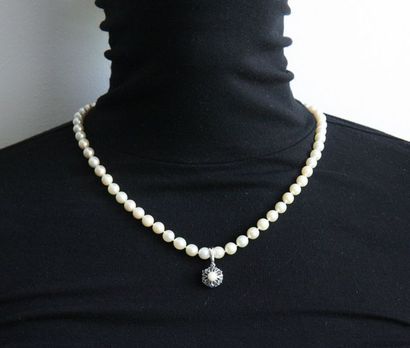 null Un collier de perles de culture blanches de +/- 7,10 mm de diamètre, très décolorés,...