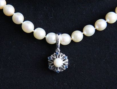 null Un collier de perles de culture blanches de +/- 7,10 mm de diamètre, très décolorés,...