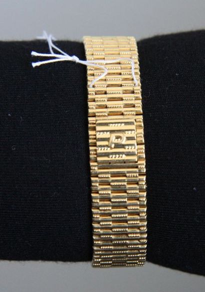 null Une montre Piaget en or jaune 18k sertie de 36 diamants de taille brillant totalisant...