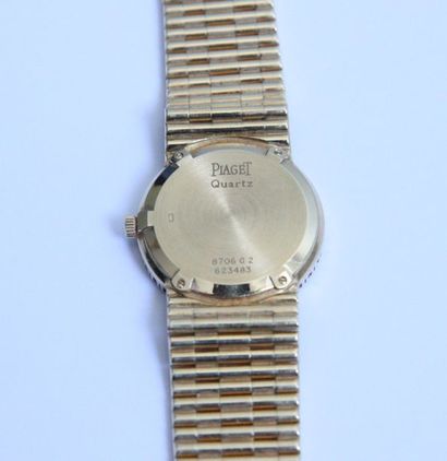 null Une montre Piaget en or jaune 18k sertie de 36 diamants de taille brillant totalisant...