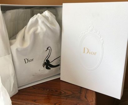 null Un sac à main DIOR modèle « Lady Dior » en veau vernis cannage noir. État neuf,...