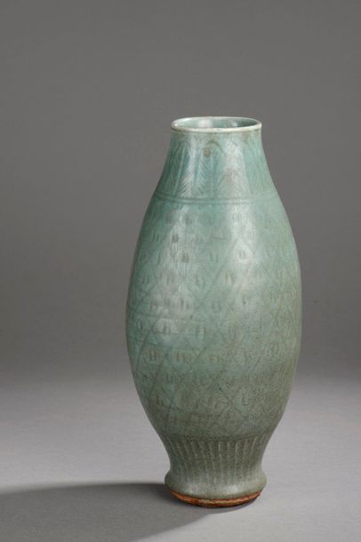 null Vase du Longquan de forme renflée à la panse et étroite à la base et à l'ouverture...