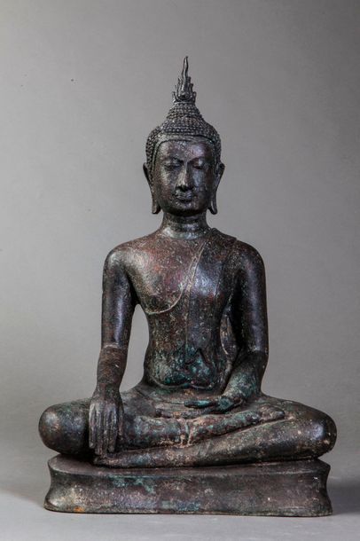null Buddha Maravijaya assis en virasana sur un socle à double étage vêtu de la robe...