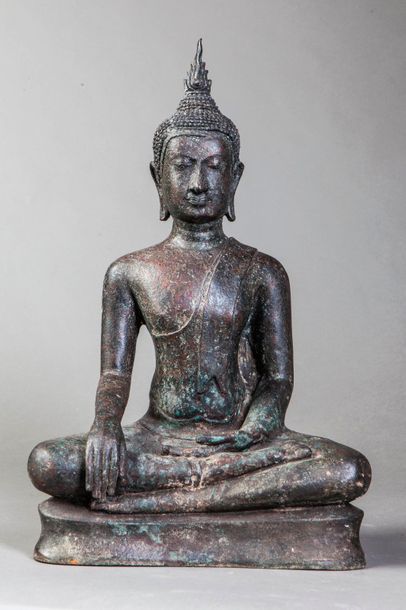 null Buddha Maravijaya assis en virasana sur un socle à double étage vêtu de la robe...