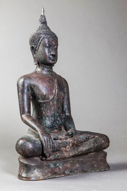 null Buddha Maravijaya assis en virasana sur un socle à double étage vêtu de la robe...