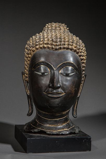 null Tête de Bouddha à l'expression sereine coiffée des fines bouclettes surmontée...